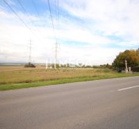 Rozsáhlé pozemky k bydlení u cesty, v obci Mokrance, s elektrickými vedeními.