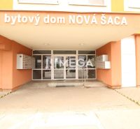 Vchod do bytového domu na Učňovské v Košicích II s parketami pro 3-pokojový byt.