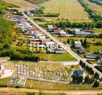 Letecký pohled na Pozemky - bydlení ve Slovenské Volové, obklopené zelení a cestami.