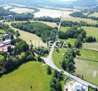 Krajina v obci Ptičie s pozemky na bydlení, obklopená zelení a silniční komunikací.