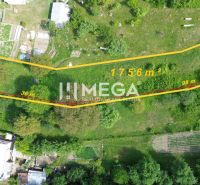 Pozemek k bydlení v Turcovcích, zelený prostor se stromy a označenou plochou 1756 m².