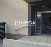 Vstup do kanceláří na Laborecké ulici v Humenném s moderní bránou.