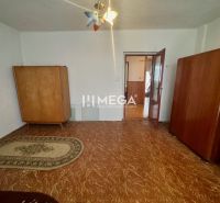 Pokoj v rodinném domě se skříněmi, světlem a podlahou s dřevěným dekorem.
