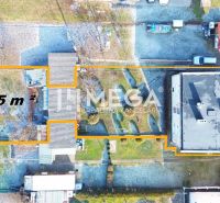 Letecký pohled na pozemky pro bydlení v Humenném s vyznačenou plochou 741,5 m².