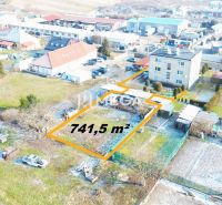 Pozemek k bydlení v Humenném, o rozloze 741,5 m², obklopený budovami.