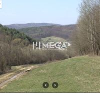 Krajina Maškoviec se zemědělskými a lesními pozemky obklopená kopci a lesy.