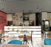 Kavárna s dřevěným dekorem, stoly a židlemi, ozdobené stěnami v gastro prostoru.