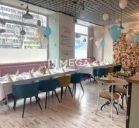 Gastro prostory s květinovou stěnou, balónky a podlahou s dřevěným dekorem.