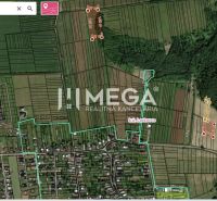 Letecká mapa zemědělských a lesních pozemků v Lackovcích s rozdělenými parcelami.