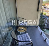 Balkon 3-pokojového bytu v Humenném s venkovním posezením a výhledem na město.