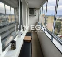 Balkon v 3-pokojovém bytě na Puškinově ulici, Humenné s výhledem na město.