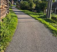 Cesta mezi domy v Košeckém Podhradí s pozemky na bydlení.