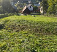 Košecké Podhradie nabízí pozemky k bydlení s venkovskou architekturou a okolní zelení.