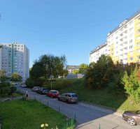Ulice Rozkvet, Považská Bystrica, s bytovými domy a zaparkovanými auty u 3pokojového bytu.