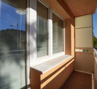 Balkon s výhledem na Trenčianskou ulici v Nové Dubnici, nedaleko 1-pokojového bytu.