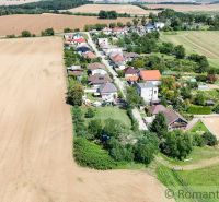 Letecká fotografie zachycuje výhled na vesnici u pole v Zahradách, Pastuchov.