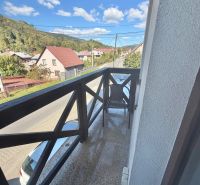 Balkon s výhledem na ulici Centrum v Oščadnici obklopený zelení a domy, 1-pokojový byt.