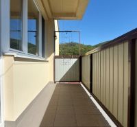 Balkon 3-pokojového bytu na Čtvrti SNP v Trenčianských Teplicích s dlažbou a výhledem.