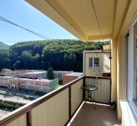 Balkon z 3pokojového bytu na Čtvrti SNP v Trenčianských Teplicích s výhledem na okolí.