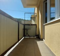 Balkon 3-pokojového bytu v Trenčianských Teplicích, Čtvrti SNP, slunečný den, jednoduchý balkonový nábytek.