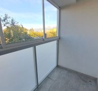 Zasklený balkon 2pokojového bytu s výhledem na lesy v Popradu na Štúrově ulici.