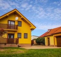 Rodinný dům v Majcichově s vlastním balkonem a zahradou, certifikovaný realitní kanceláří.