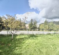 Zahrada s trávou a stromem v Oščadnici na ulici Košariská (Pozemky - bydlení).