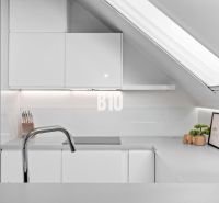 Kuchyně v podkroví se střešním oknem a minimalistickým designem v 2-pokojovém bytě.