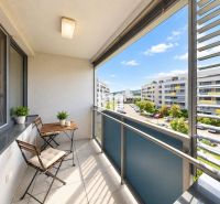 Balkon 2pokojového bytu na Malokrasňanské ulici v Bratislavě III s venkovním posezením.
