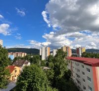 Pohled na paneláky a zeleň v Dubnici nad Váhom na ulici Centrum I.