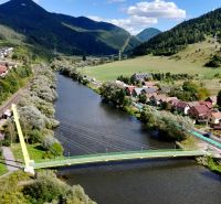 Panorama města Švošov se zelenými kopci a řekou pro Pozemky - bydlení.