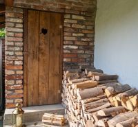 Dřevěné dveře s komínem dřeva u rodinného domu v Dobré Vodě, ulice 240.
