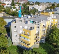 Pohled na bytové domy v Slávičím údolí, Bratislava - Staré Město, obklopené zelení.
