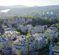 Letecký pohled na obytné domy v lokalitě Bratislava - Staré Město, Slávičie údolie.