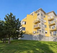 Bytový dům s balkony a stromy na Slávičím údolí v Bratislavě - Staré Město.
