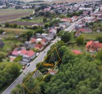 Letecký pohled na pozemek s výměrou 566 m² v Šaštíně-Strážích mezi rodinnými domy.