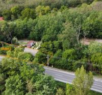 Rodinný dům v Šaštíně-Strážích obklopený zelení s pozemkem 566 m² u cesty.