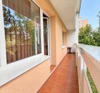Balkon u 1-pokojového bytu na Bajzově ulici v Žilině, s keramickou dlažbou a výhledem.