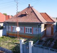 Rodinný dům v Králově Brodu s červenou šikmou střechou a upravenou zahradou.