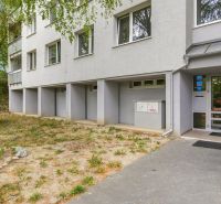 Vchod do bytového domu na Hanulově ulici, Bratislava - Dúbravka s částečnou zahradou.