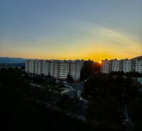 Západ slunce nad paneláky a cestou na Karpatské v Banské Bystrici.