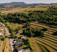 Letecký pohled na krajinu v Rekreačních pozemcích, Školská ulice, Černý Balog, obklopenou zelení.