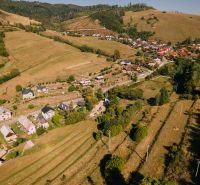 Pohled shora na domy a krajinu v Školní ulici, Černý Balog, Rekreační pozemky.