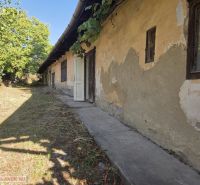 Rodinný dům v Hejciach s potřebou renovace, se starou omítkou a upravenou zahradou.