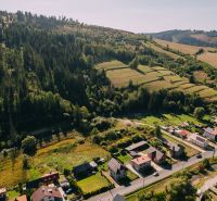 Letecký pohled na pozemky k bydlení v Čiernom Balogu, Švermova, s okolním lesem.