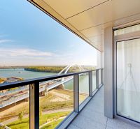 Balkon 2-pokojového bytu na Pribinově ulici v Bratislavě s výhledem na řeku a most.