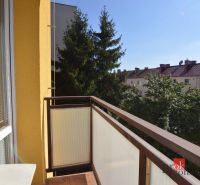 Balkon v 2-pokojovém bytě na Fraňa Kráľa ve Spišské Nové Vsi s výhledem na zeleň.