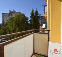 Balkon z 2pokojového bytu na Fraňa Kráľa ve Spišské Nové Vsi s výhledem na zeleň.