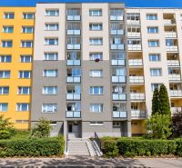Bytový dům na Bukurešťské ulici, Košice - městská část Sídlisko Ťahanovce s předzahrádkou.