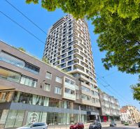Budova na Šancově ulici v Bratislavě – Staré Město, s moderní architekturou a zelení.